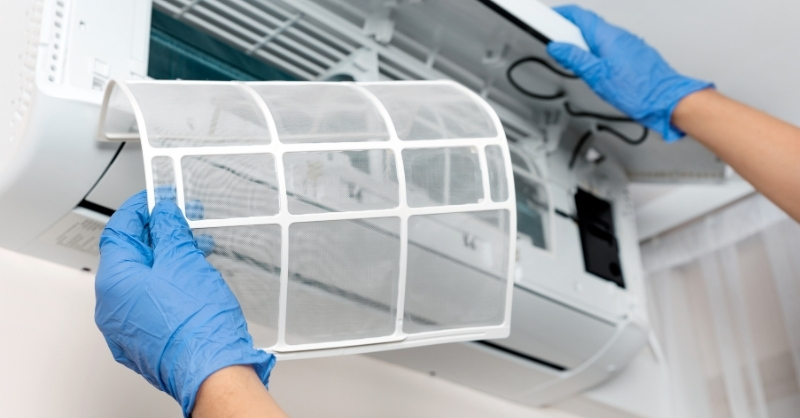 Lắp lại tấm lọc sinh học vào vị trí ban đầu trên máy lạnh khi vệ sinh xong