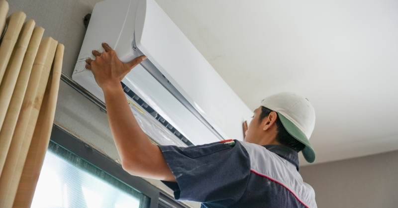 Lắp lại tất cả các bộ phận của máy lạnh vào vị trí ban đầu sau khi vệ sinh