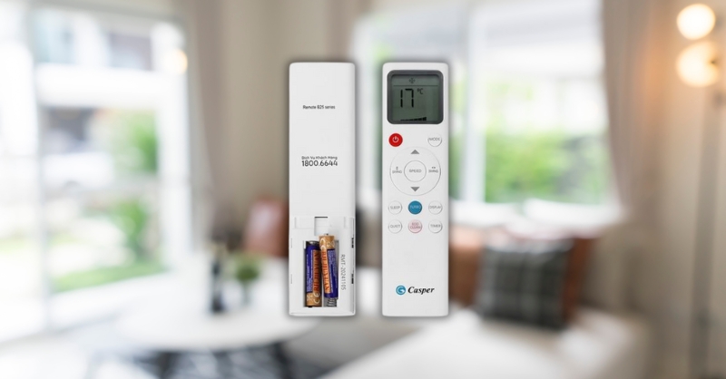 Tháo pin ra khỏi remote máy lạnh Casper