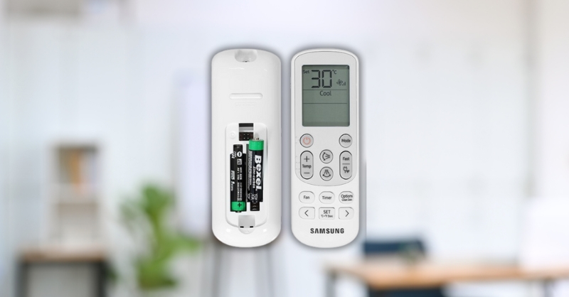 Tháo pin ra khỏi remote máy lạnh Samsung