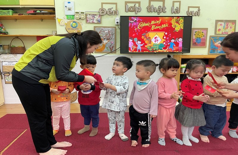 Cô giáo lì xì cho các em bé