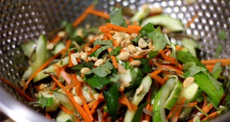 Gỏi dưa leo cá cơm giòn mát