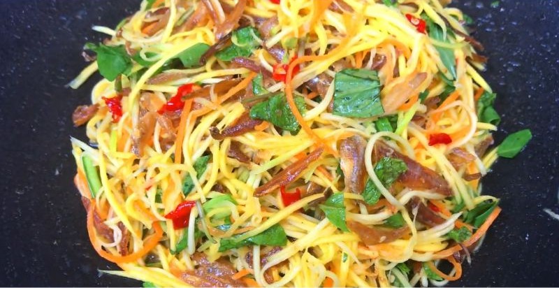 Gỏi xoài khô cá cơm chua ngọt