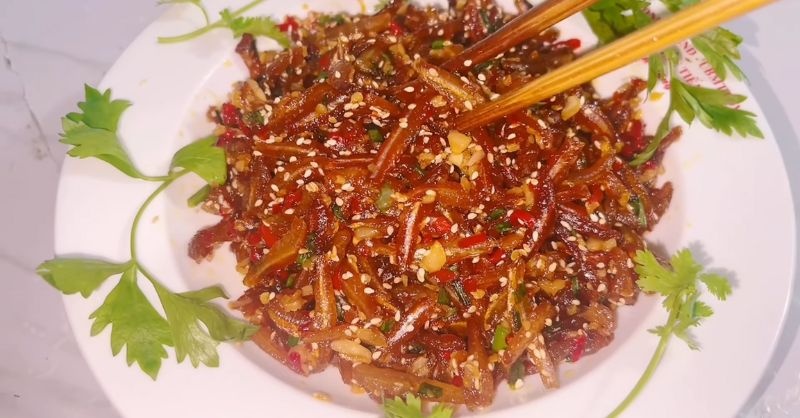 Cá cơm khô chiên tỏi ớt cay nồng
