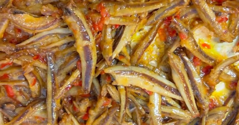 Cá cơm khô xào tỏi ớt dân dã