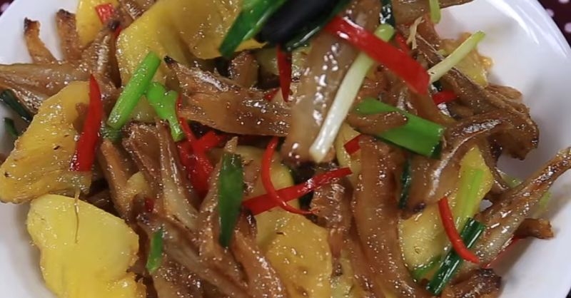 Cá cơm khô xào dứa chua ngọt