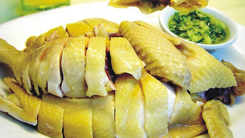 Gà luộc chuẩn bị cho mâm cổ Tết đãi khách