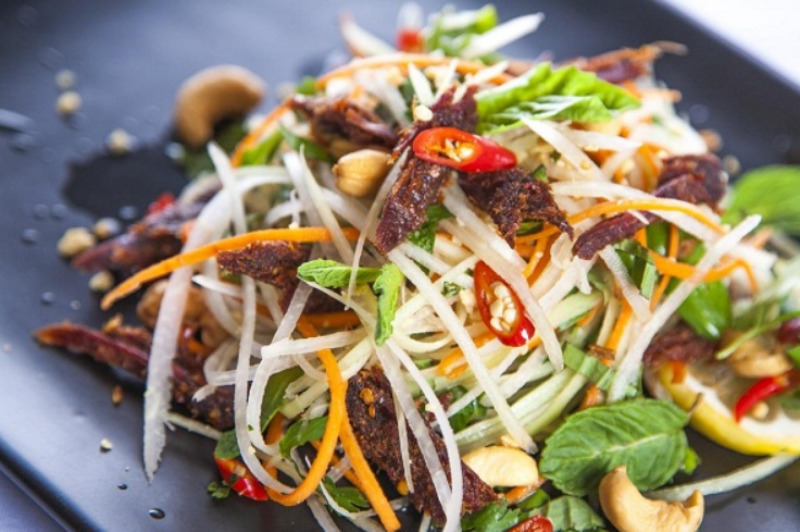 Nộm đu đủ bò khô giòn