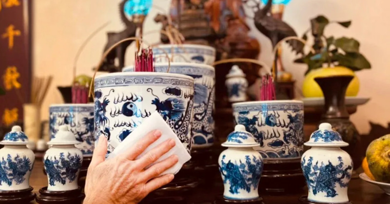 Lấy khăn sạch lư hương, chén nước