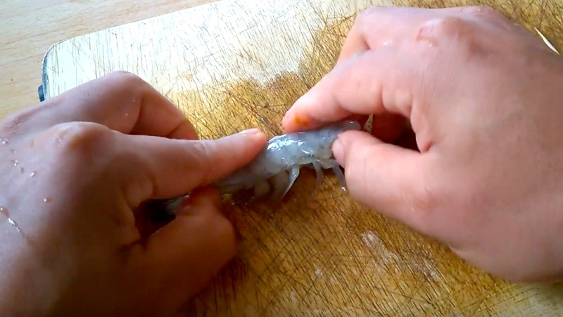 Dùng tay bóc tôm