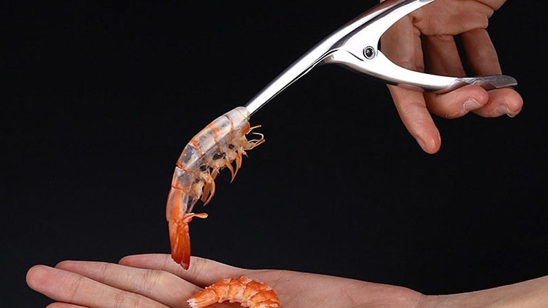 Cách bóc vỏ tôm bằng dụng cụ lột vỏ chuyên dụng