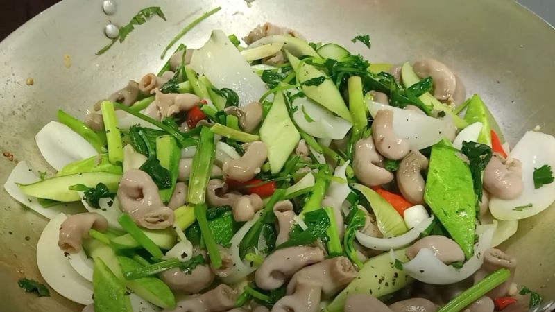 Bao tử cá basa xào hành tây