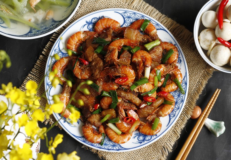 Tôm kho thịt ba chỉ trong đĩa