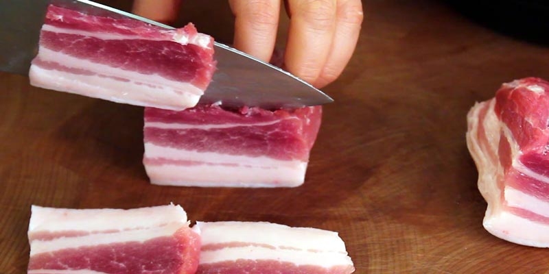 Cắt miếng thịt ba chỉ