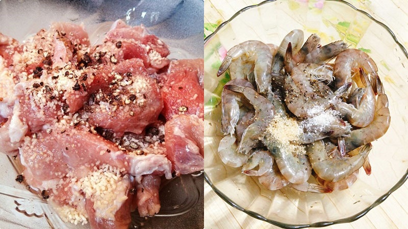 Ướp thịt ba chỉ và tôm với gia vị