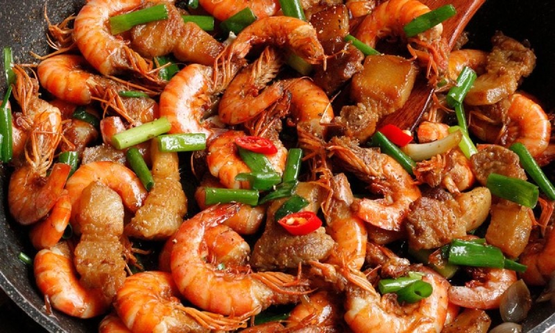 Kho tôm thịt ba chỉ trong chảo