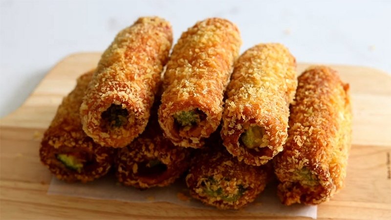 Bánh mì sandwich chiên tôm giòn vàng hấp dẫn sau khi chiên