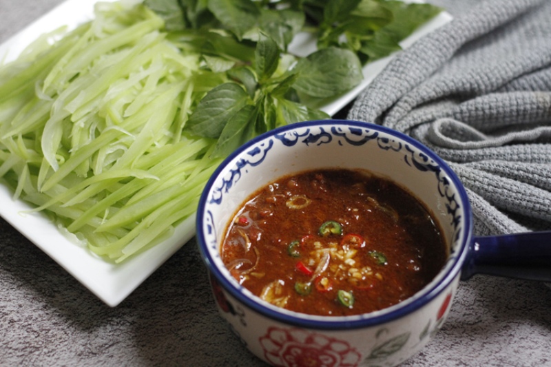 Bát mắm tôm kho đánh ăn kèm bầu chần