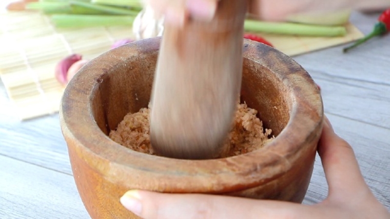 Giã tôm trong cối