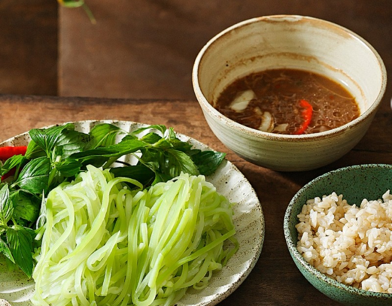 Bầu chần, rau sống và tôm kho đánh