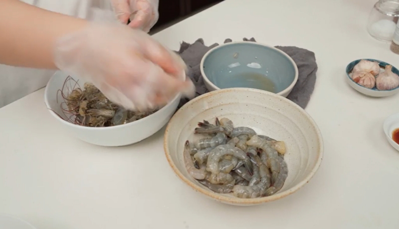 Sơ chế, lột vỏ tôm tươi