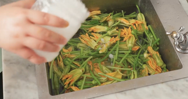 Rửa sạch bông bí và đọt non