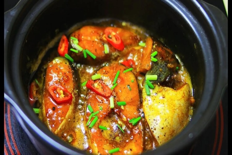 Cá basa kho tiêu sánh đậm, rắc ớt và hành lá