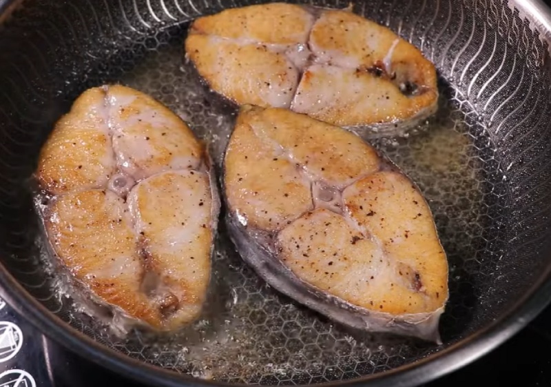 Chiên sơ cá basa cho vàng đều hai mặt