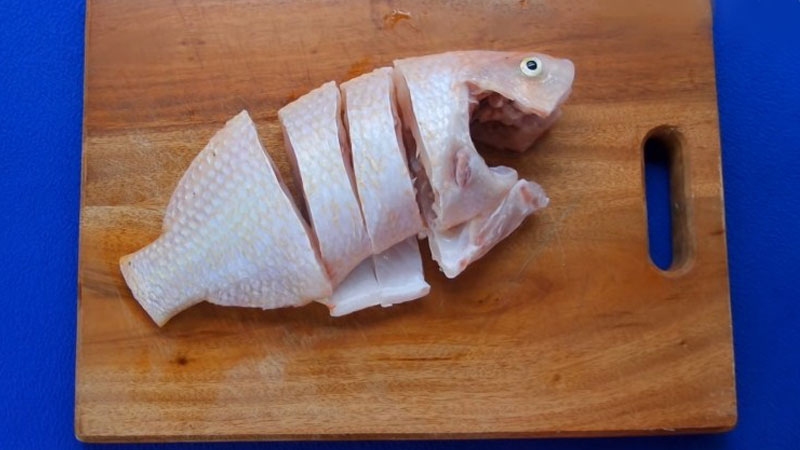 Cắt cá diêu hồng thành khúc