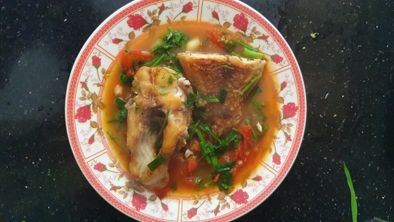 Cá diêu hồng sốt cà chua bày ra đĩa