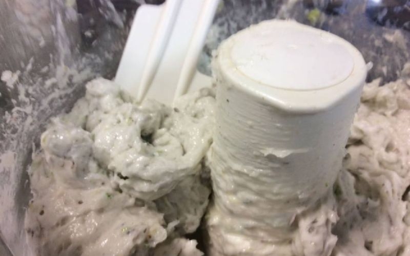 Tôm được xay nhuyễn để làm chạo