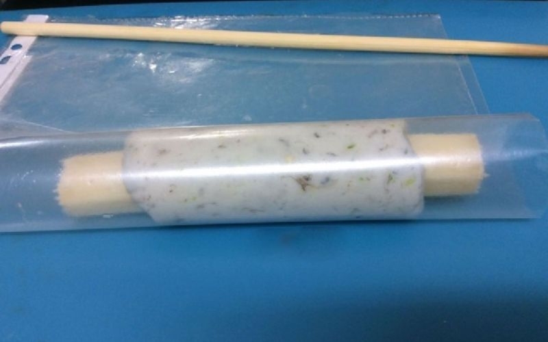 Cuốn chạo tôm vào khúc mía