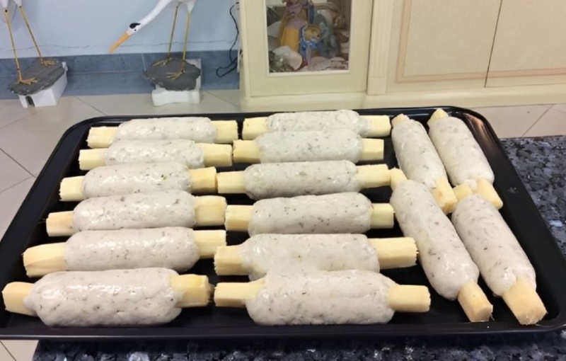 Xếp chạo tôm lên xửng hấp