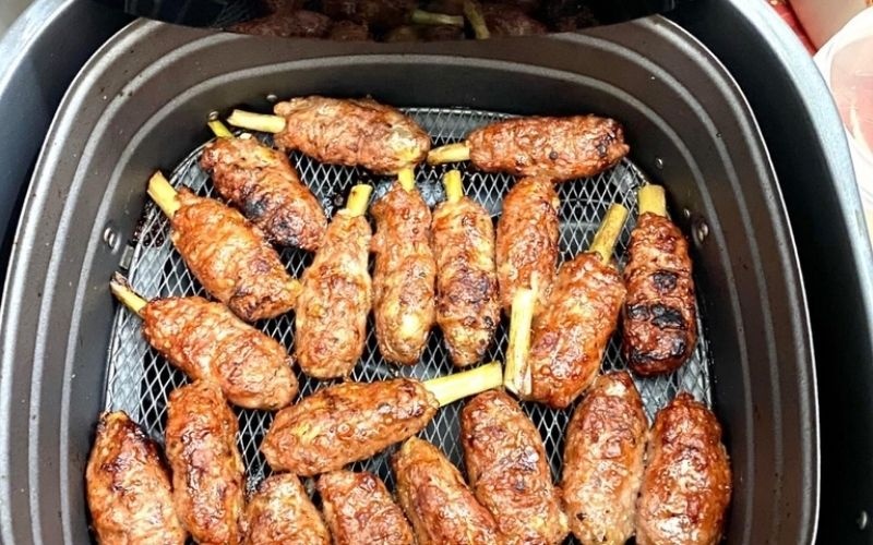 Chảo tôm được nướng trên nồi chiên không dầu