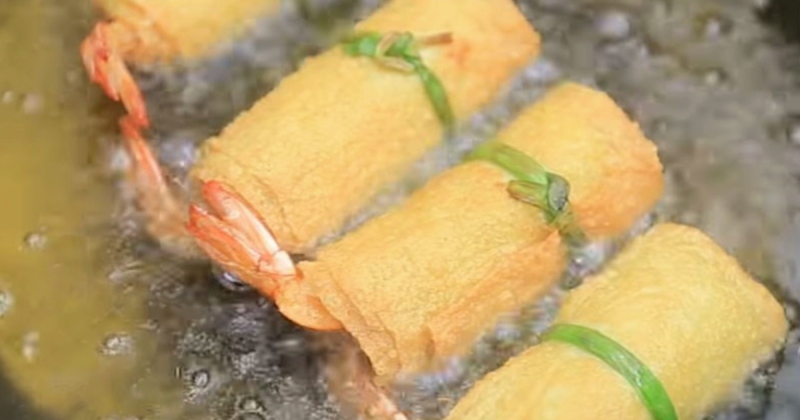 Đậu hũ ky cuộn tôm chiên giòn trong chảo