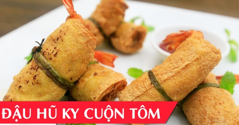 Đậu hũ ky cuộn tôm chiên bày trên đĩa