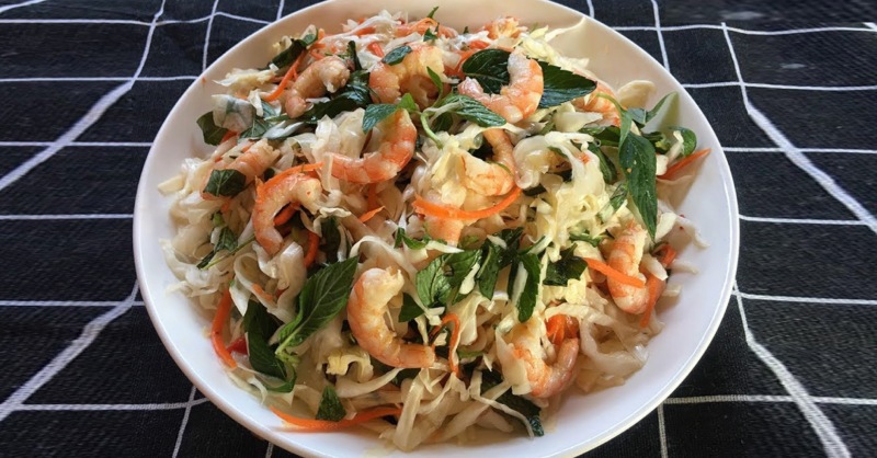 Gỏi bắp cải tôm thịt trộn rau thơm trình bày ra đĩa