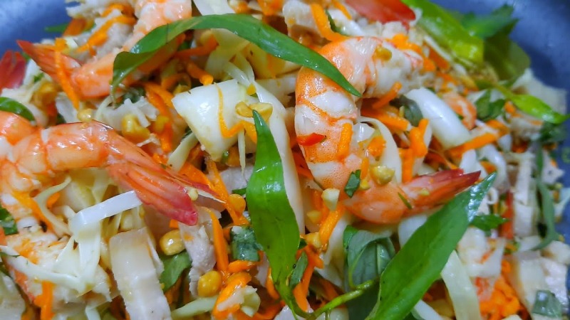 Làm gỏi bồn bồn tôm thịt