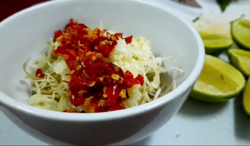 Sơ chế nguyên liệu ớt, tỏi, xả