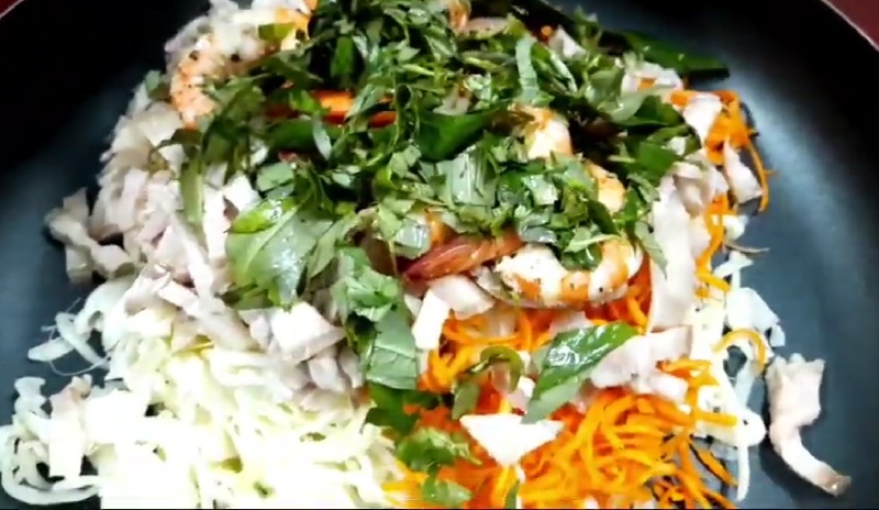 Trộn các nguyên liệu tạo thành món gỏi