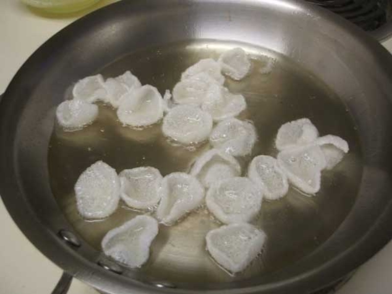 Chiên bánh phồng tôm đến khi vàng giòn