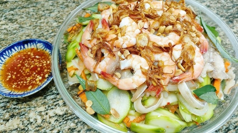 Gỏi cóc tôm thịt bày trong tô