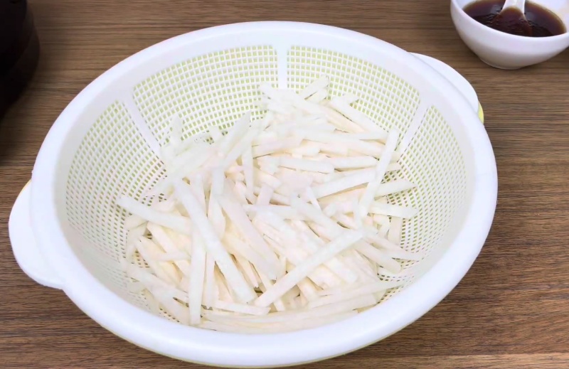 Củ đậu đã được làm sạch và thái mỏng dạng sợi