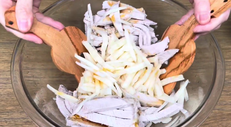 Trộn củ sắn, thịt và tôm với nước trộn gỏi