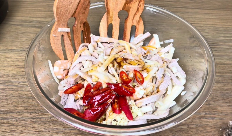 Rắc thêm ớt cay, tỏi băm, ngò rí và trộn đều