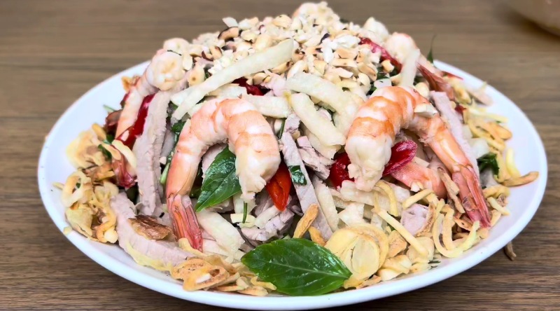 Món gỏi củ đậu tôm thịt bắt mắt, thơm ngon