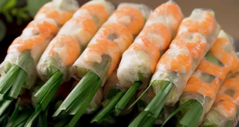 Gỏi cuốn tôm thịt cuốn sẵn với hẹ và rau sống