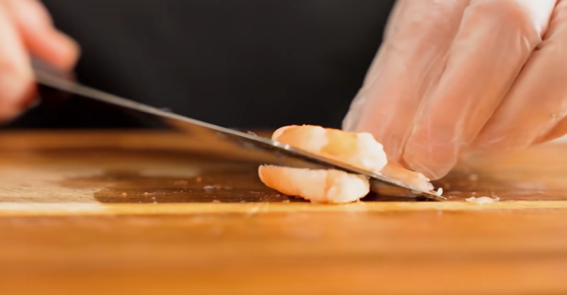 Cắt đôi tôm luộc theo chiều dọc