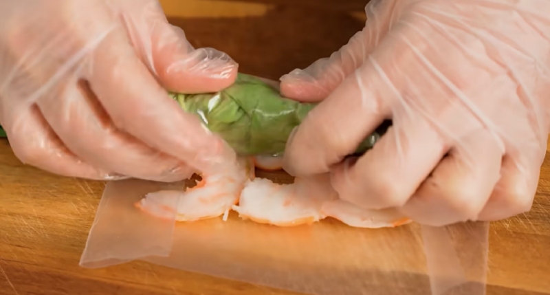 Cuốn gỏi cuốn tôm thịt với bánh tráng