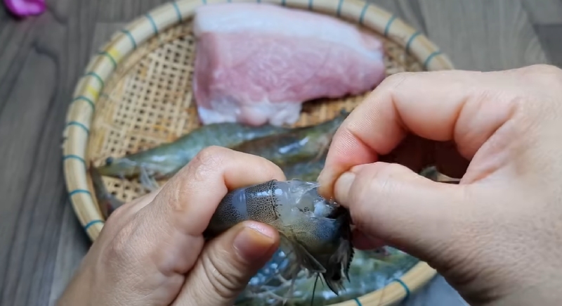 Rút chỉ đen cho tôm